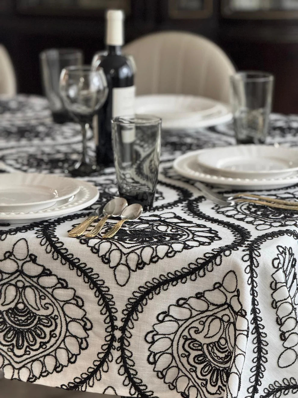 Jardin Black on White