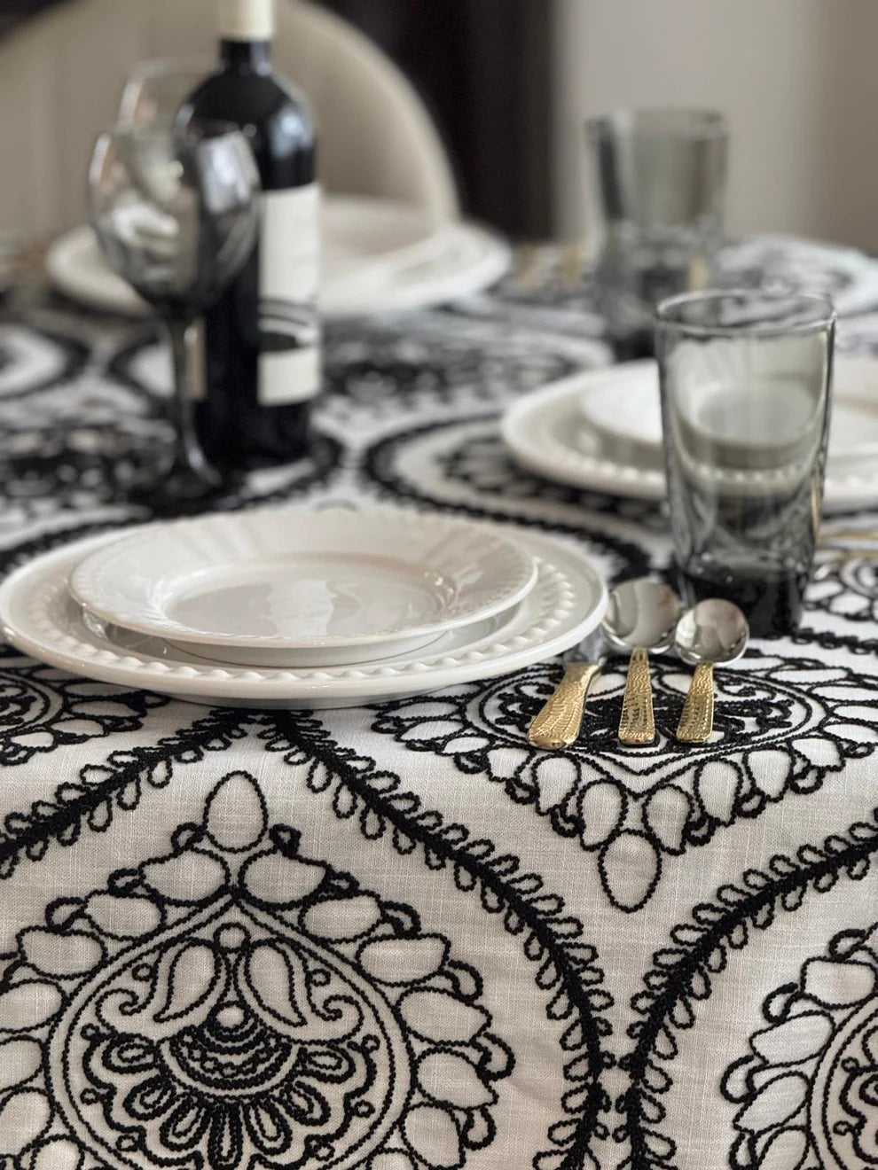 Jardin Black on White